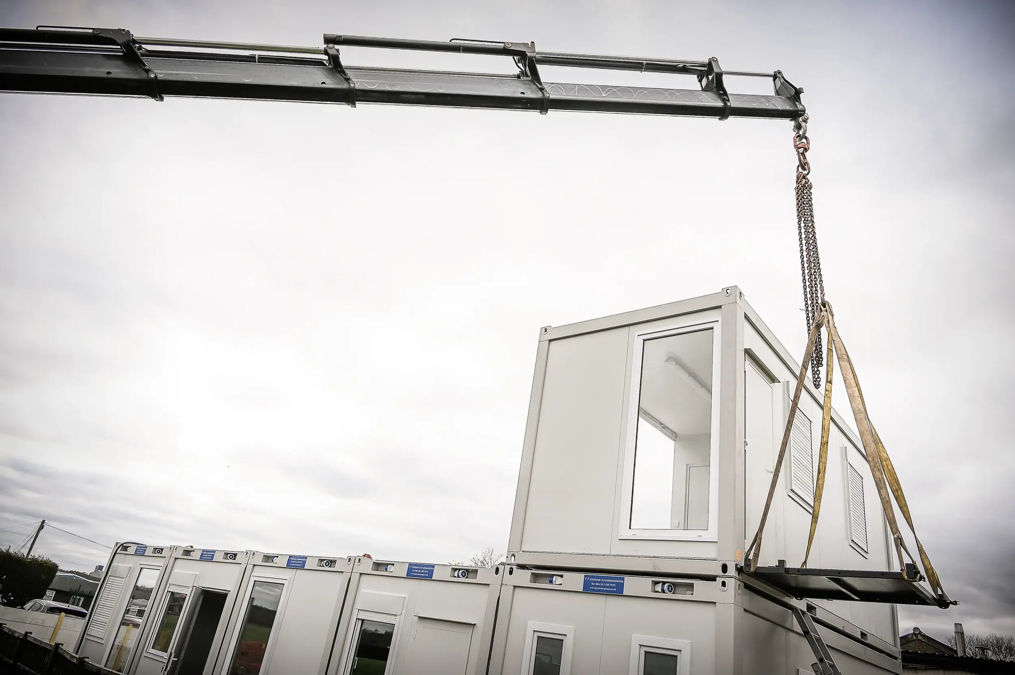 tf-jackson-construction-large-modular-building-installed-by-crane-in-multi-storey-complex