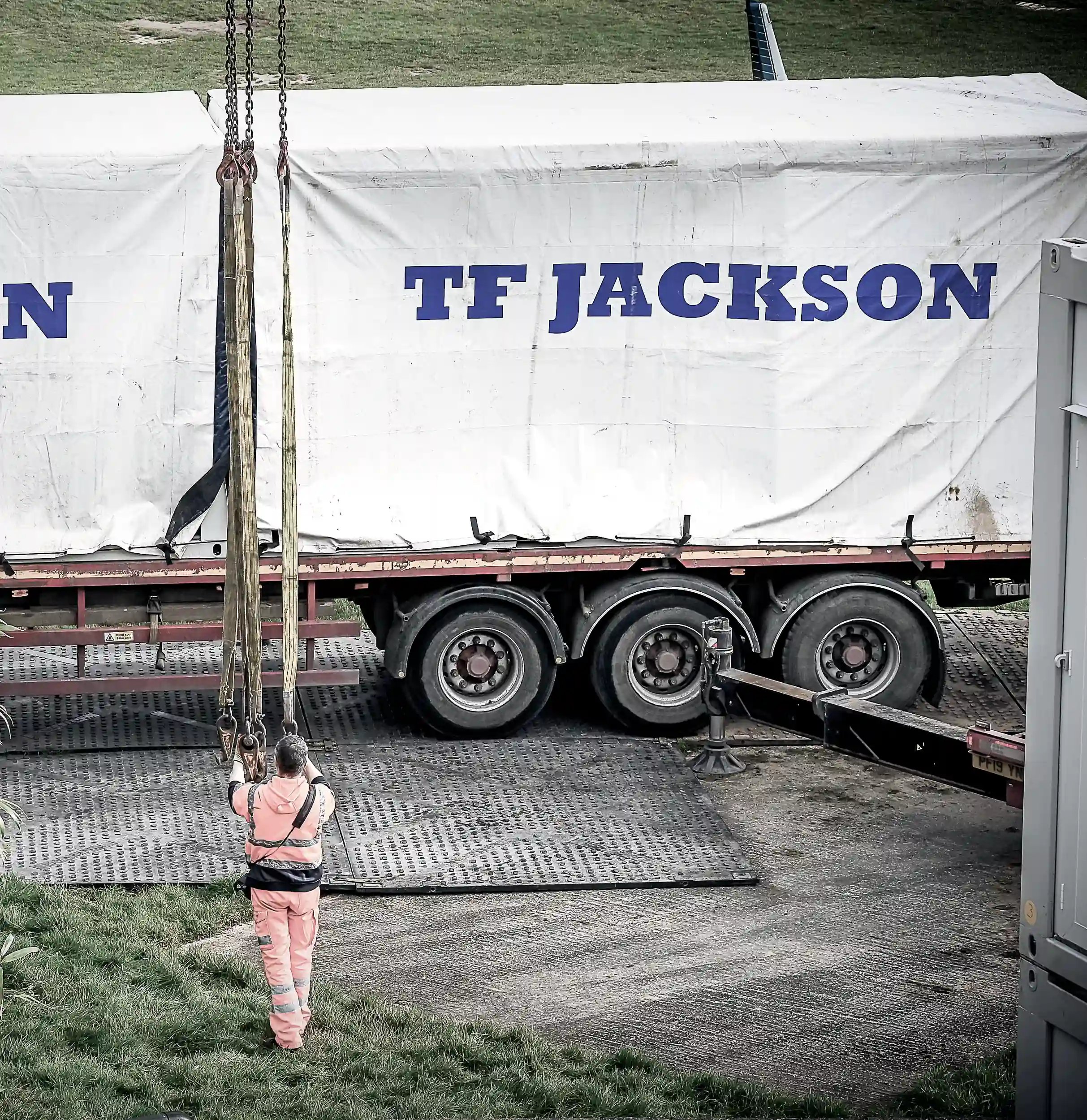 tf-jackson-construction-worker-helping-to-deliver-large-modular-buildings-to-site