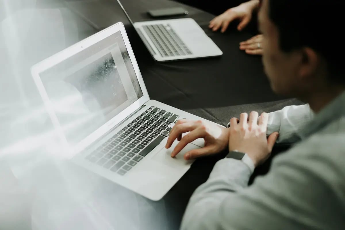 tf-jackson-portable-and-modular-office-close-up-of-worker-using-laptops-in-portable-office-building