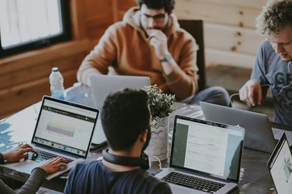tf-jackson-portable-and-modular-office-group-of-workers-use-laptops-in-portable-office-building