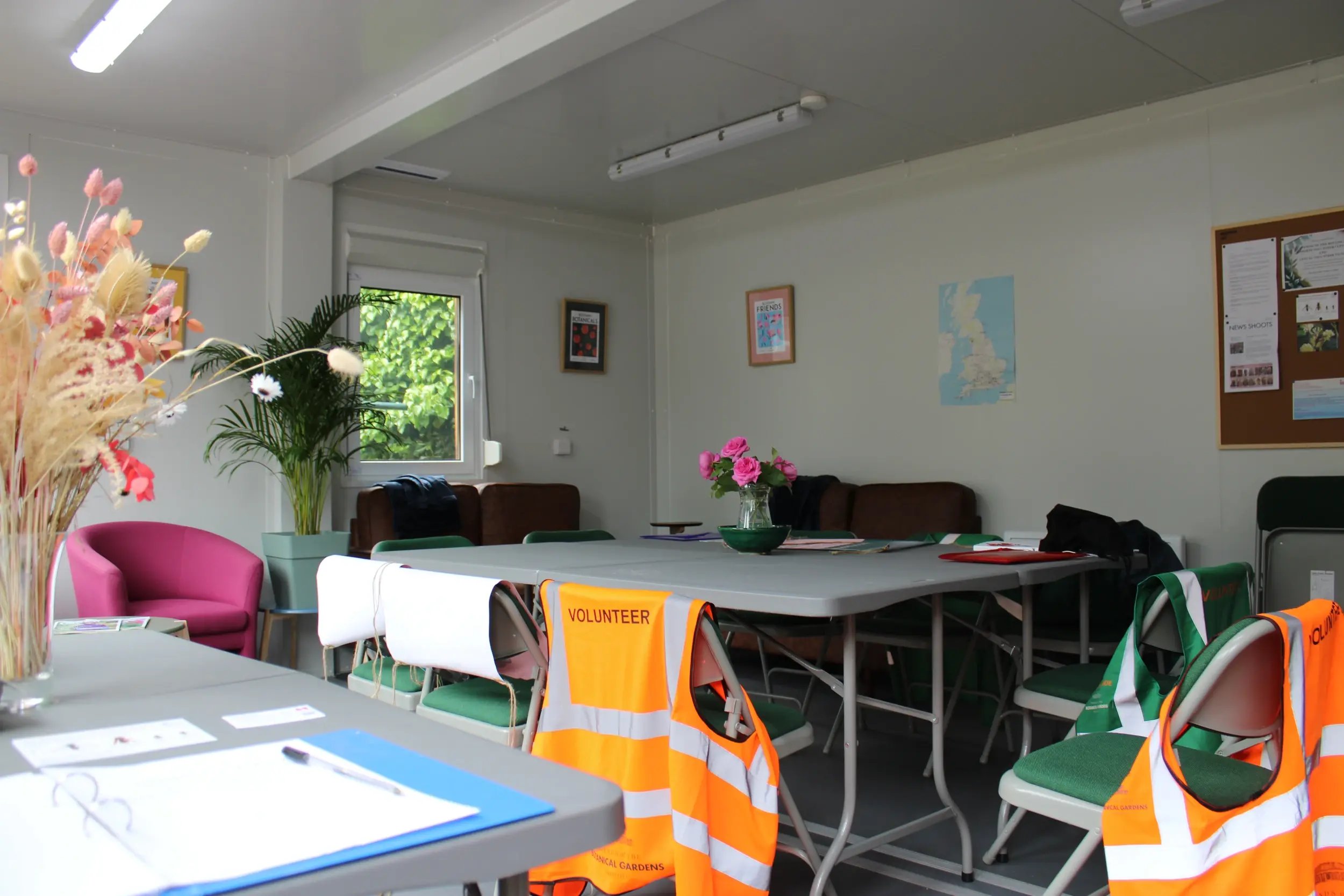 tf-jackson-portable-and-modular-office-modular-staff-break-room-interior-with-tables-and-chairs