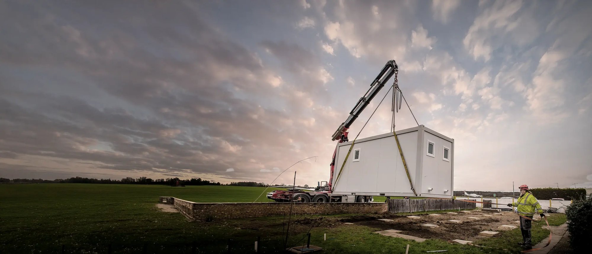 tf-jackson-wide-construction-modular-building-installed-by-crane-at-airport